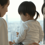A scene of Japanese child-rearing generation chatting in a condominium for sale.